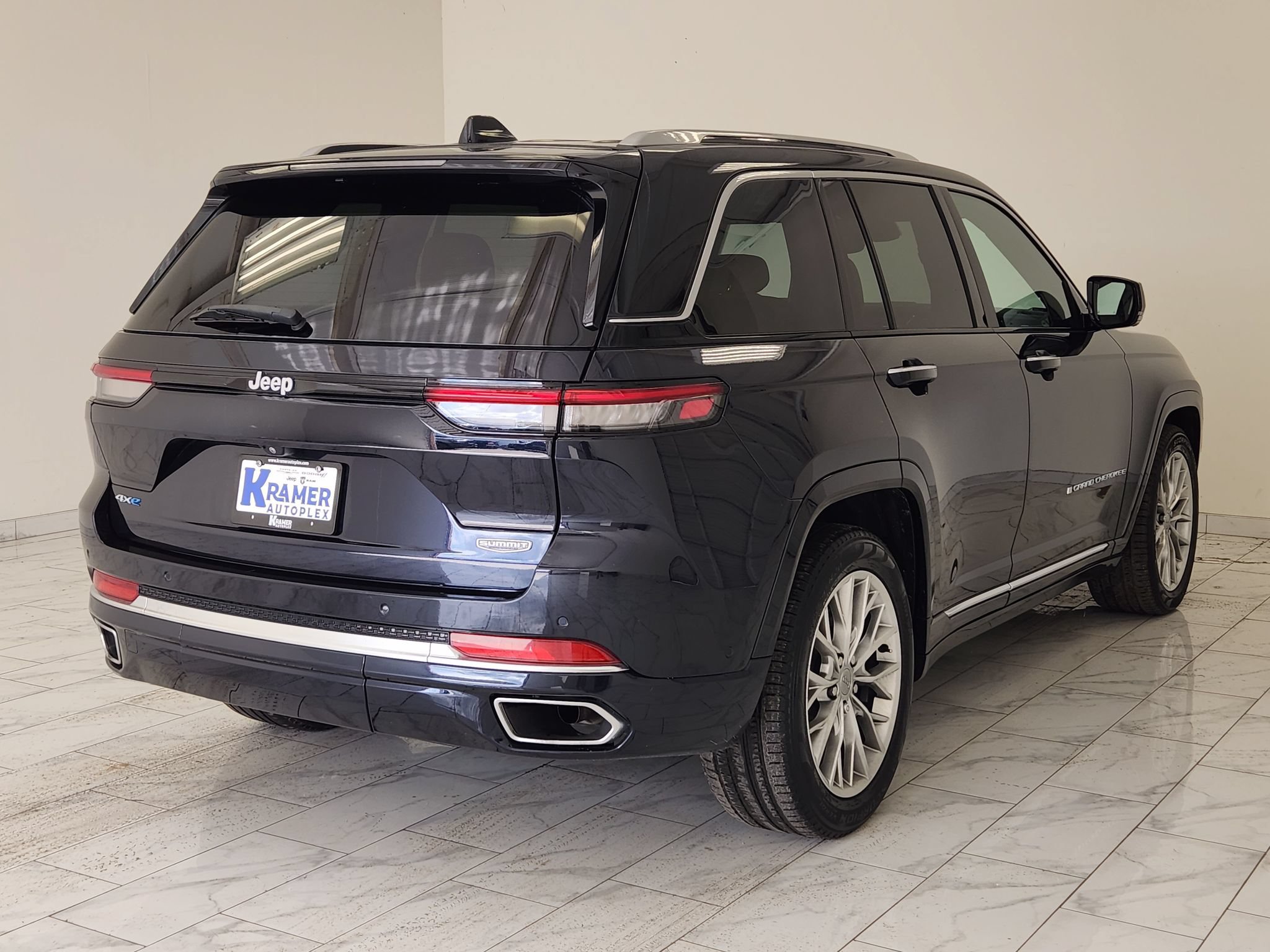 Used 2023 Jeep Grand Cherokee Summit AWD/4WD image 5