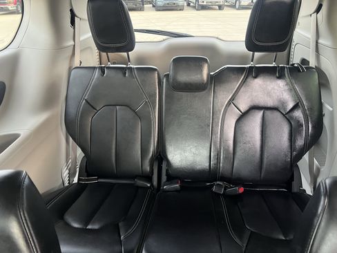 Used 2024 Chrysler Pacifica Touring-L image 17