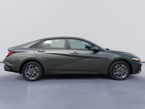 New 2026 Hyundai Elantra Hybrid FWD image 2
