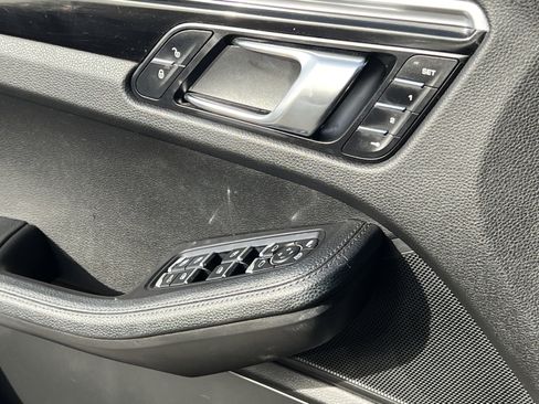 Used 2018 Porsche Macan S image 28