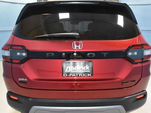 Used 2025 Honda Pilot TrailSport image 35