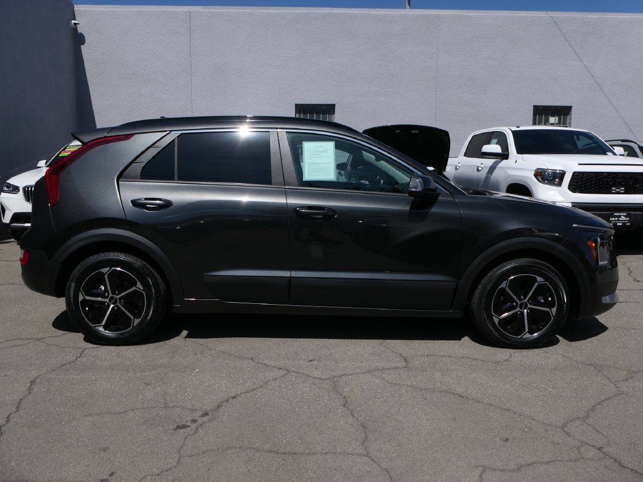 Used 2025 Kia Niro EX FWD image 2