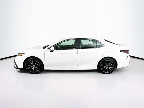 Used 2024 Toyota Camry SE image 4