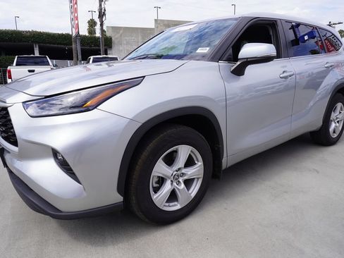 Used 2024 Toyota Highlander LE AWD/4WD image 4