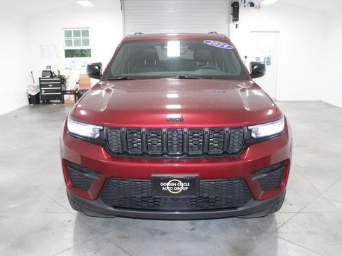 Used 2024 Jeep Grand Cherokee Altitude AWD/4WD image 3