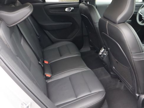 Used 2025 Volvo XC40 B5 Core image 34