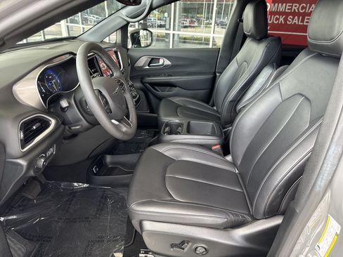 Used 2025 Chrysler Pacifica Select FWD image 6