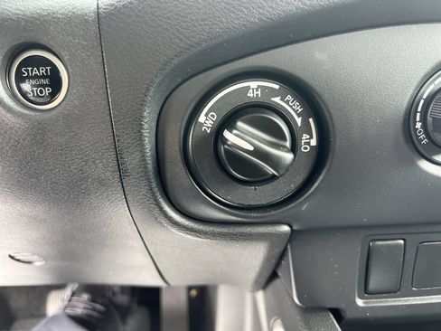 Used 2024 Nissan Frontier SV w/ Technology Package AWD/4WD image 29