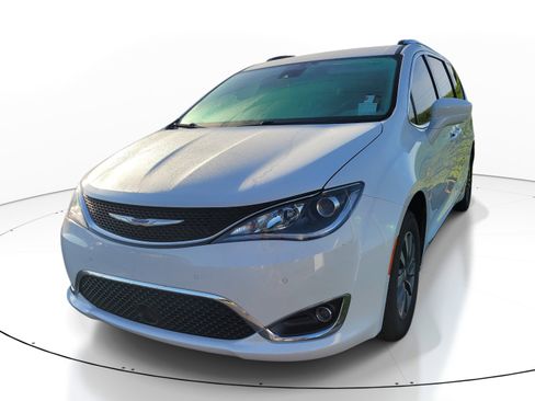 Used 2020 Chrysler Pacifica Touring-L Plus w/ Tire & Wheel Group FWD image 3