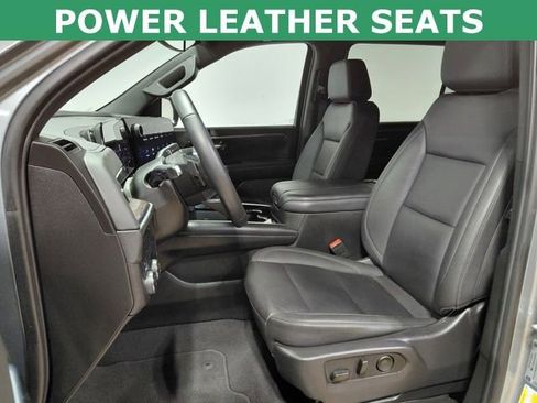 Used 2025 Chevrolet Suburban Z71 image 3