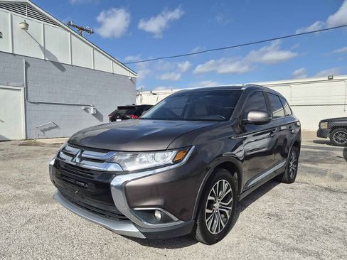 Used 2017 Mitsubishi Outlander SE image 3