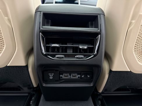 Used 2023 Jeep Grand Cherokee Limited w/ Luxury Tech Group II image 21