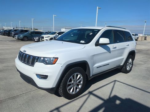 Used 2021 Jeep Grand Cherokee Laredo image 9