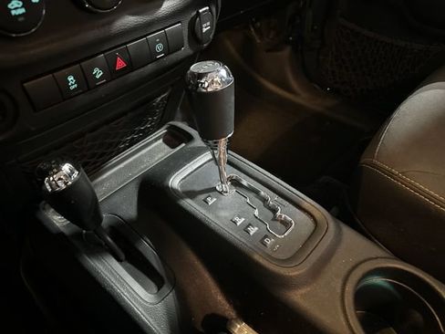 Used 2018 Jeep Wrangler Sahara w/ Connectivity Group AWD/4WD image 27