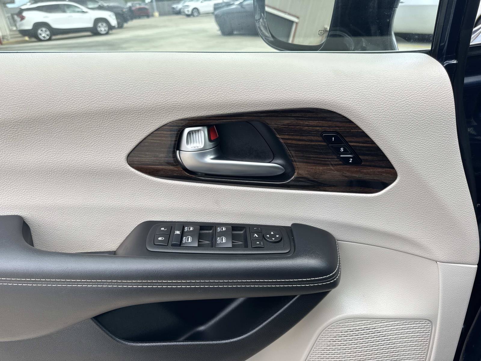 Used 2024 Chrysler Pacifica Limited FWD image 21