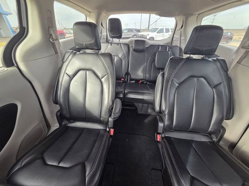 Used 2023 Chrysler Pacifica Touring-L image 21