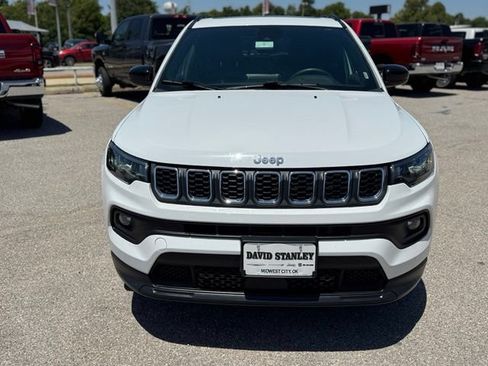 Used 2025 Jeep Compass Latitude w/ Sun & Sound Group AWD/4WD image 2
