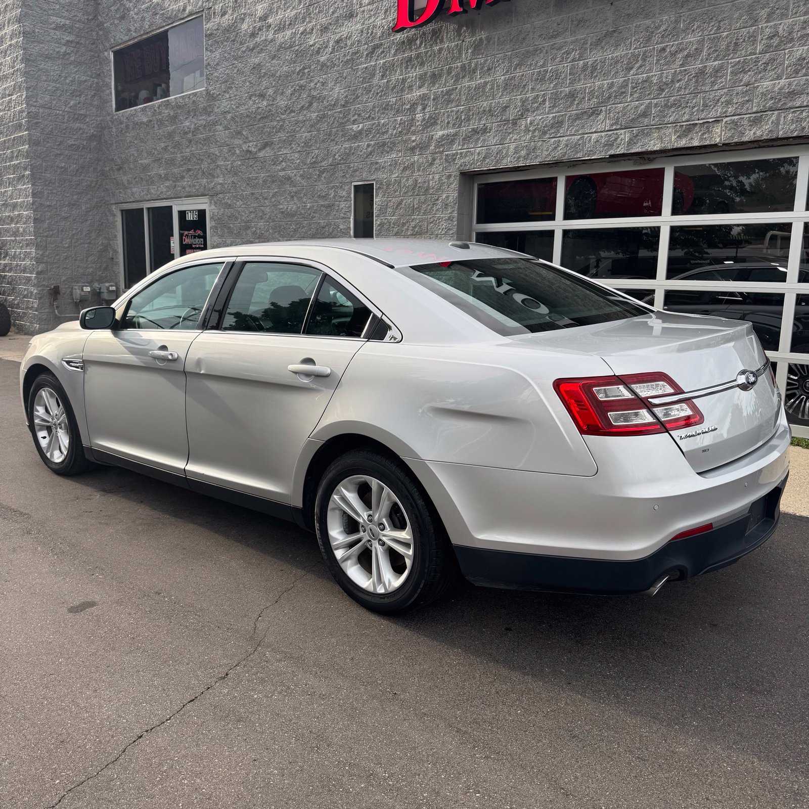 Used 2015 Ford Taurus SEL FWD image 4