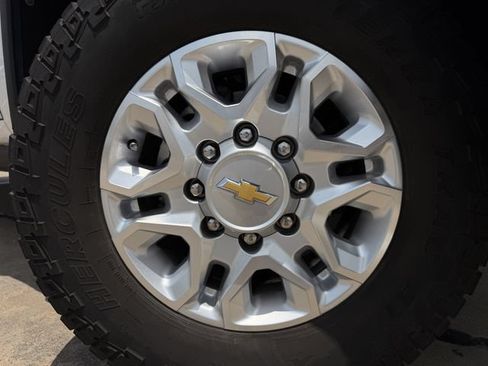 Used 2024 Chevrolet Silverado 2500 LT AWD/4WD image 11