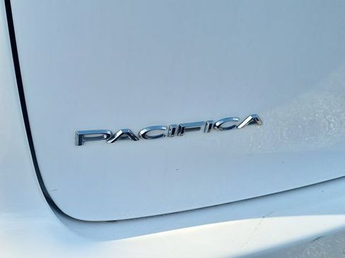 Used 2023 Chrysler Pacifica Touring-L FWD image 5