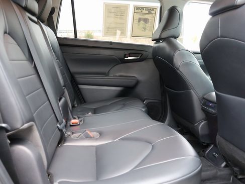 Used 2021 Toyota Highlander XLE image 12