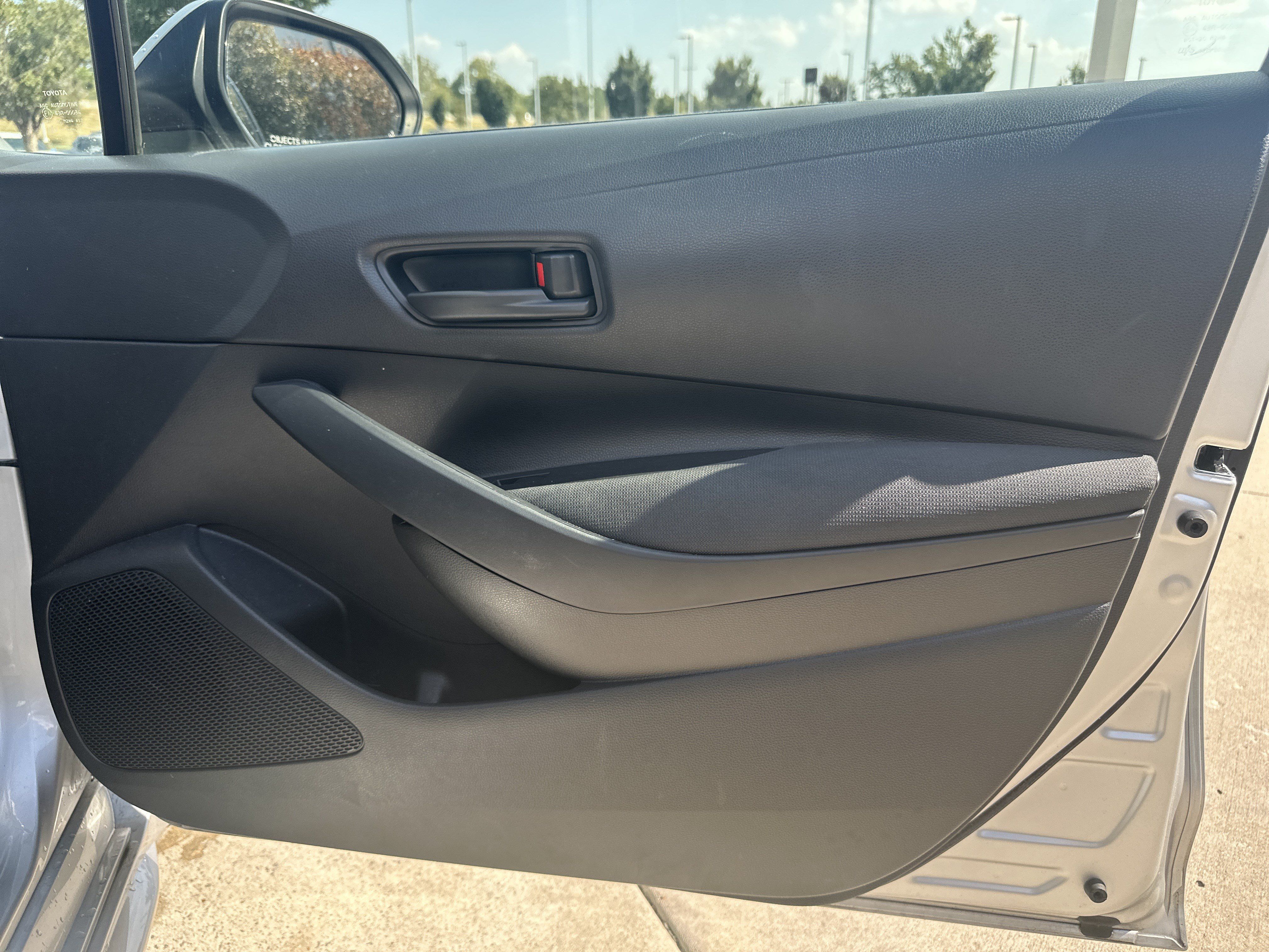 Used 2025 Toyota Corolla LE FWD image 29