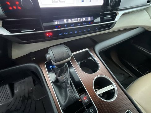 Used 2022 Toyota Sienna XLE image 19