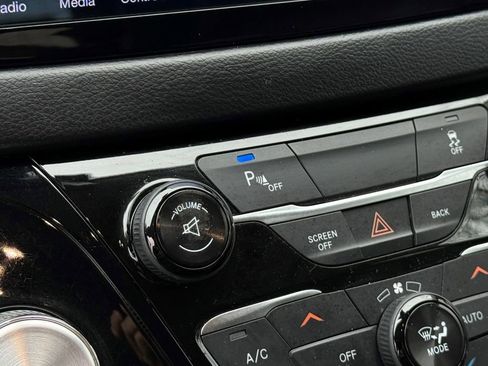 Used 2017 Chrysler Pacifica Touring-L image 26