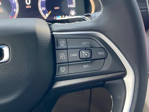 Used 2025 Jeep Grand Cherokee Limited w/ Luxury Tech Group II RWD image 20