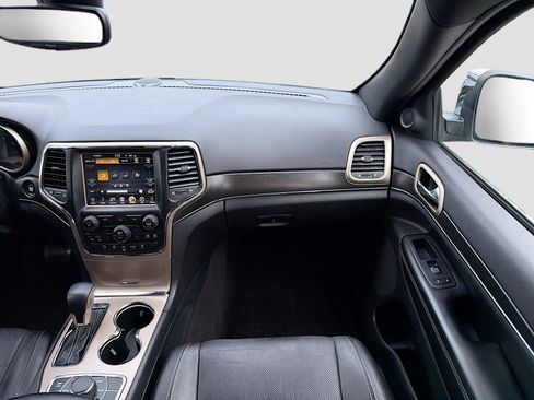 Used 2017 Jeep Grand Cherokee Limited w/ Luxury Group II image 18