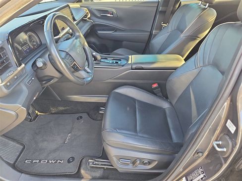 Used 2023 Toyota Crown Limited image 15
