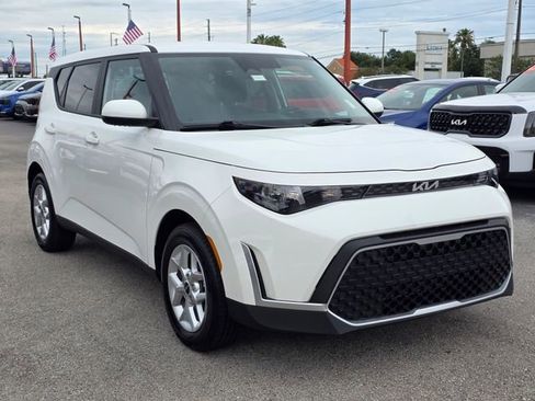 Certified 2025 Kia Soul LX w/ LX Technology Package FWD image 4