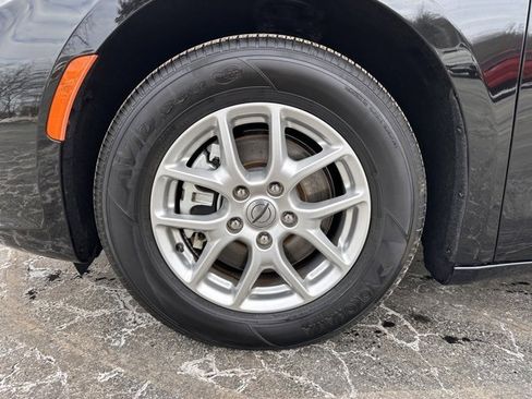 Used 2024 Chrysler Pacifica Touring-L image 9