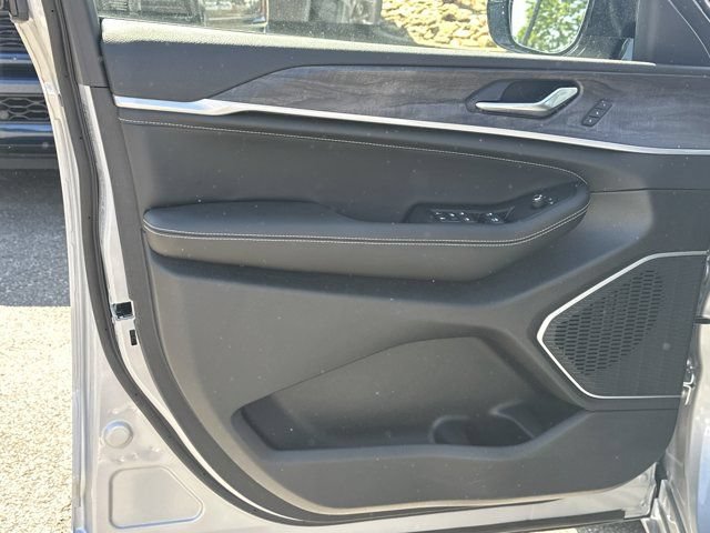 New 2026 Jeep Grand Cherokee Limited AWD/4WD image 11