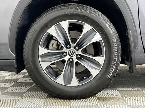 Used 2024 Toyota Highlander XLE image 30