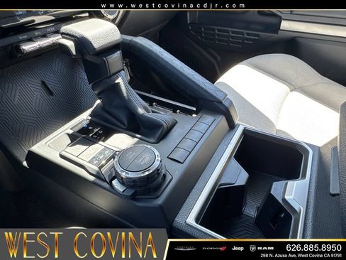 Used 2025 Toyota 4Runner SR5 AWD/4WD image 29