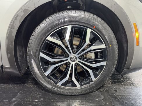 Used 2024 Toyota Crown Limited image 9