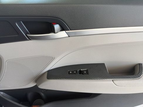 Used 2020 Hyundai Elantra SE FWD image 23