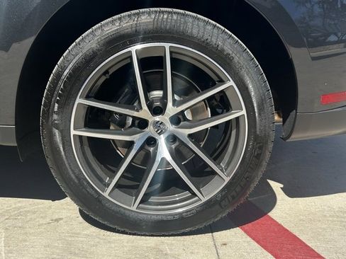 Certified 2025 Porsche Macan image 14