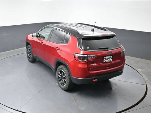 Used 2025 Jeep Compass Trailhawk AWD/4WD image 48