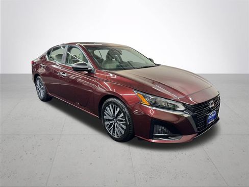 Used 2024 Nissan Altima 2.5 SV FWD image 9