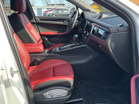 Used 2023 Porsche Macan image 12