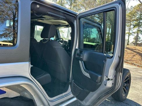 Used 2016 Jeep Wrangler Unlimited Sahara w/ Connectivity Group AWD/4WD image 19