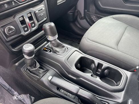 Certified 2021 Jeep Wrangler Sport AWD/4WD image 19