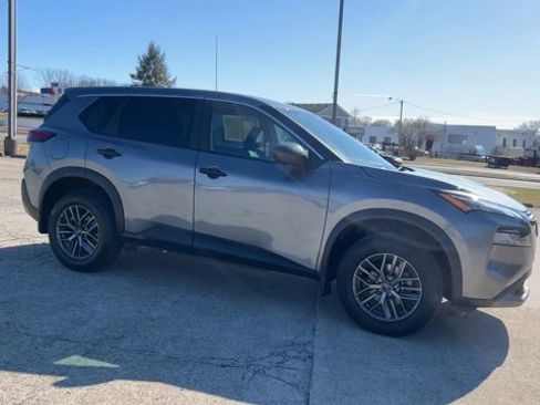 Used 2023 Nissan Rogue S image 2