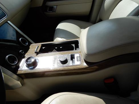 Used 2019 Land Rover Range Rover HSE AWD/4WD image 13