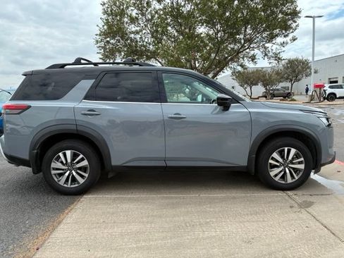 Used 2022 Nissan Pathfinder SL FWD image 8