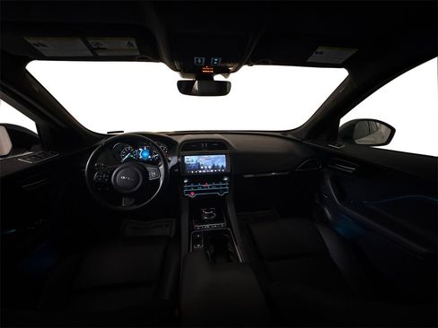 Used 2020 Jaguar F-PACE Premium image 14
