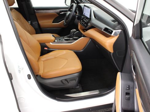 Used 2024 Toyota Highlander Platinum FWD image 42