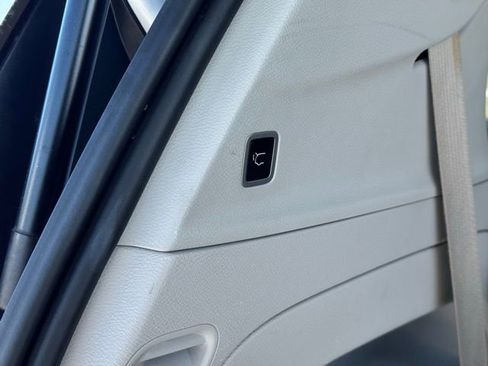 Used 2024 Chrysler Pacifica Touring-L image 38